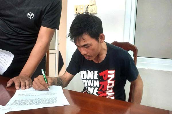 Clip: 2 người đàn ông truy đuổi, tung cước hạ gục tên cướp túi xách-1