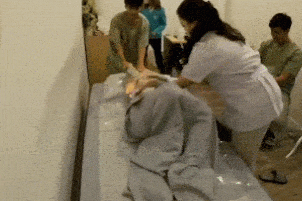 Clip: Nữ người mẫu bị bỏng vì phương pháp dùng nhiệt hỗ trợ tiêu hóa