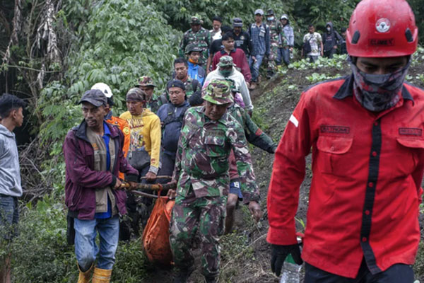 Núi lửa Iceland phun trào, dòng dung nham nuốt chửng nhiều nhà dân-1