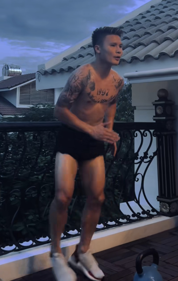 Chu Thanh Huyền nâng cốc bia, Quang Hải vẫn nói không với đồ có cồn, sinh hoạt như Ronaldo-2