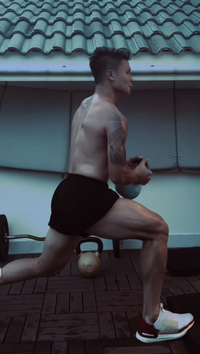 Chu Thanh Huyền nâng cốc bia, Quang Hải vẫn nói không với đồ có cồn, sinh hoạt như Ronaldo-4