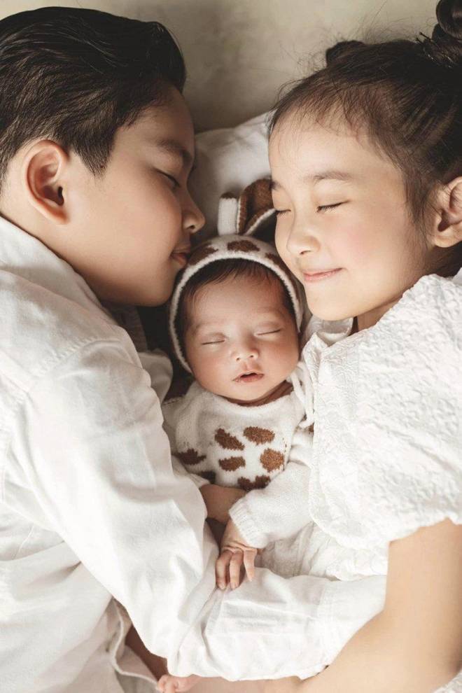 Con gái Lisa nhà Khánh Thi Phan Hiển 3 tháng tuổi bụ bẫm, trắng xinh, được mẹ khoe giống anh trai ở một điểm-3