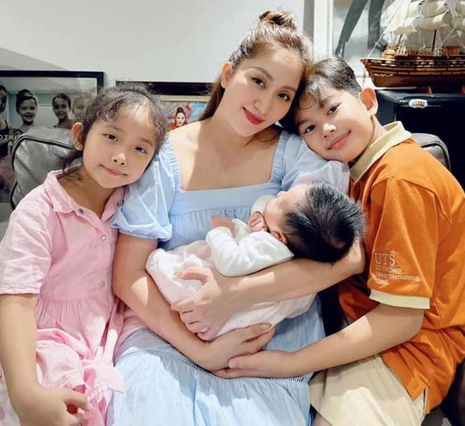 Con gái Lisa nhà Khánh Thi Phan Hiển 3 tháng tuổi bụ bẫm, trắng xinh, được mẹ khoe giống anh trai ở một điểm-4