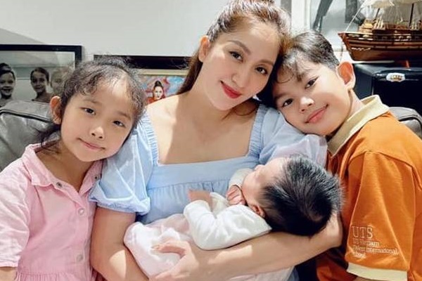 Cùng Phan Hiển chụp ảnh gia đình ấm áp đón giáng sinh, Khánh Thi bật khóc nức nở vì điều này-9