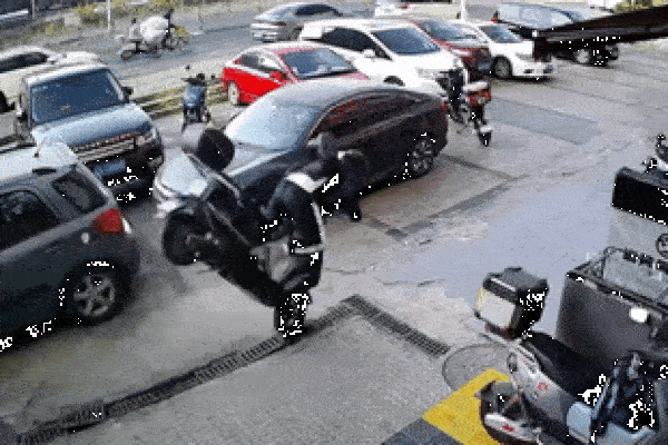 Chạy xe máy trên vỉa hè, nam thanh niên bất ngờ bị hất văng xuống đường