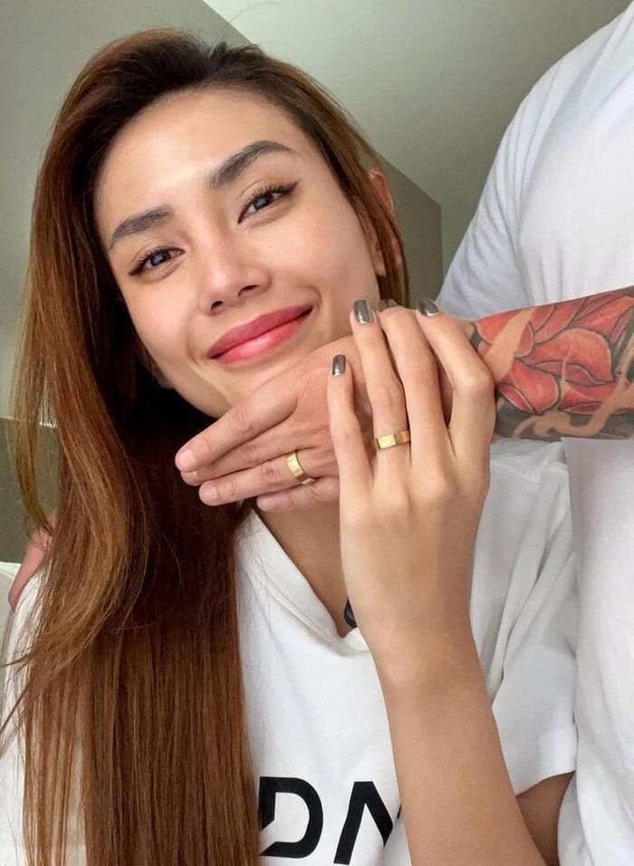 Siêu mẫu Võ Hoàng Yến cầu hôn bạn trai người Mỹ hơn cô 12 tuổi-1