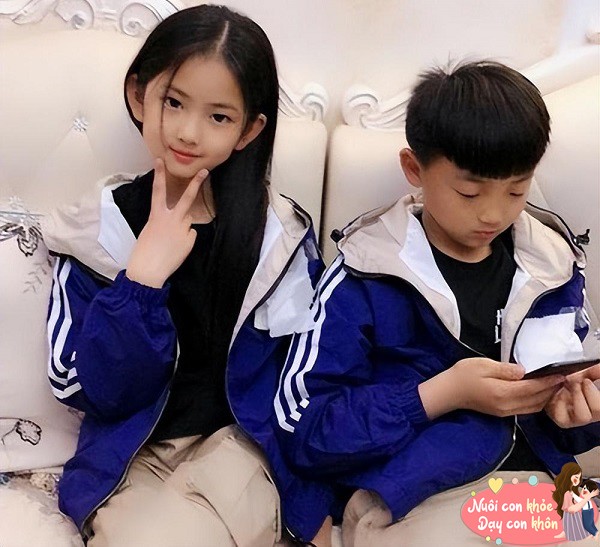 Hai chị em sinh đôi, chị gái ngủ nhiều, em trai ngủ ít, điểm số chênh lệch rất lớn khi đi học-3