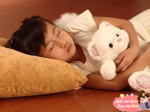 Hai chị em sinh đôi, chị gái ngủ nhiều, em trai ngủ ít, điểm số chênh lệch rất lớn khi đi học-6