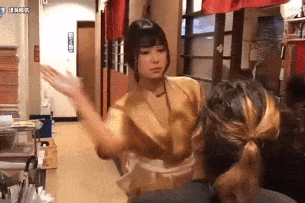 Bị mắng ăn bớt đồ, chủ nhà hàng xếp từng chiếc xương ếch khiến khách bẽ mặt-2