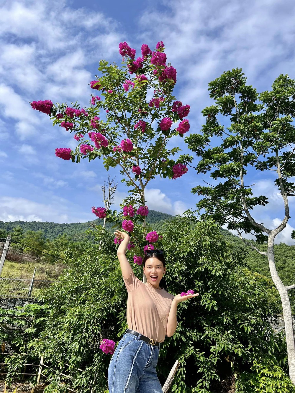 Nữ ca sĩ trẻ nhất được phong NSND: Sống độc thân, không con cái trong nhà vườn 8.000m2-3