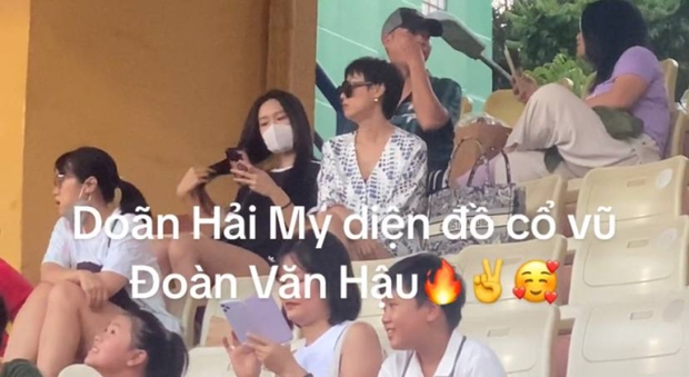 Hot lại khoảnh khắc mẹ Doãn Hải My xách túi hiệu lên sân cổ vũ Đoàn Văn Hậu: Visual sáng bừng khi lọt ống kính team qua đường-1