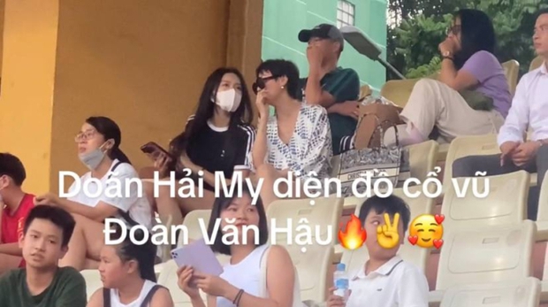Hot lại khoảnh khắc mẹ Doãn Hải My xách túi hiệu lên sân cổ vũ Đoàn Văn Hậu: Visual sáng bừng khi lọt ống kính team qua đường-2