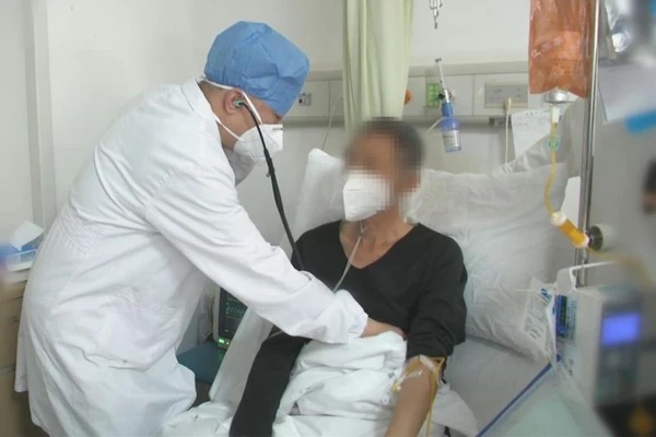 Người đàn ông hai nửa phổi gần như biến mất, vĩnh viễn không thể phục hồi do một thói quen kinh hoàng suốt 20 năm-1