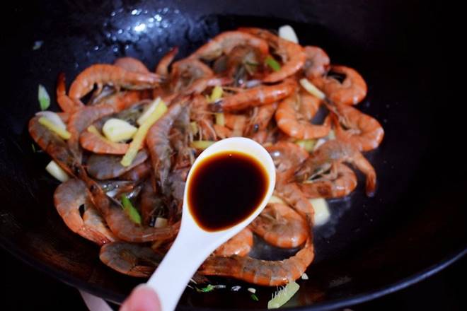 Vẫn là tôm rang nhưng cho thìa gia vị này mùi thơm độc đáo, màu lên vẫn đỏ đẹp-5