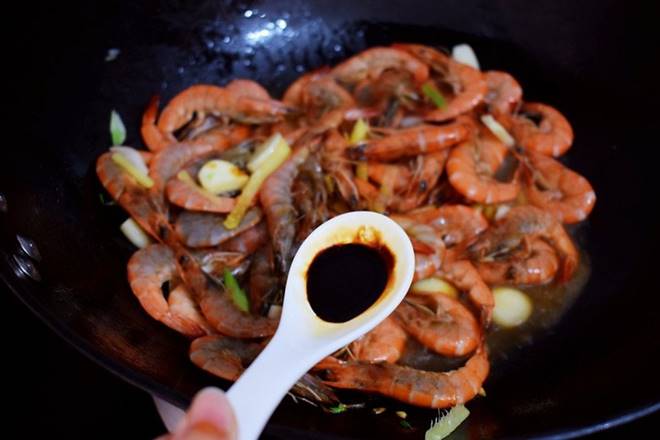 Vẫn là tôm rang nhưng cho thìa gia vị này mùi thơm độc đáo, màu lên vẫn đỏ đẹp-6