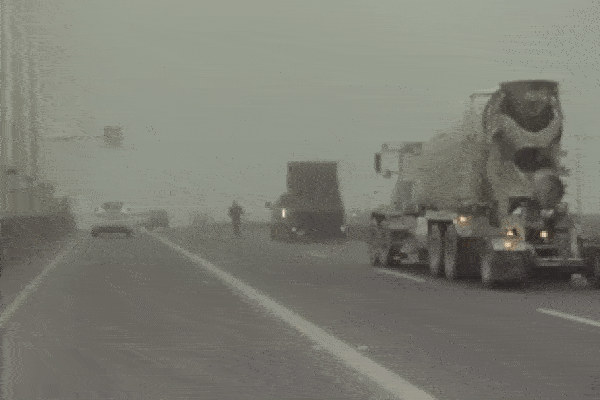 Clip: Trượt ngã sau cú phanh gấp, nam shipper lao vào gầm xe tải-1