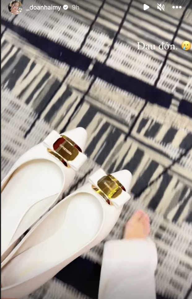 Doãn Hải My xách giày, đi chân đất ở sân bay Singapore vì một lý do-1