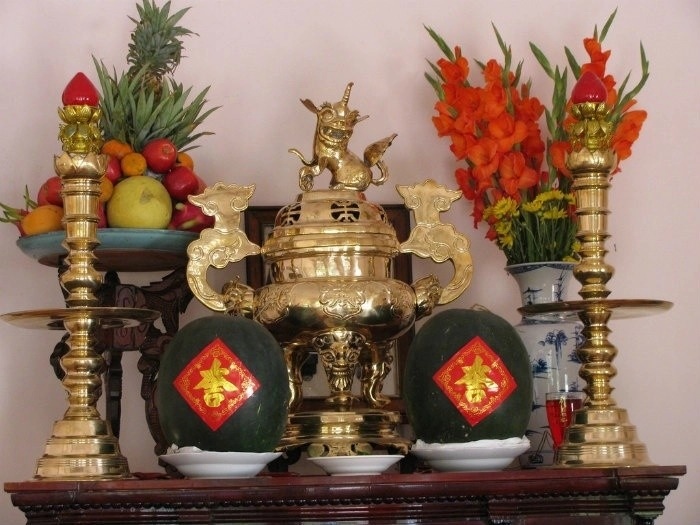 Lọ hoa trên bàn thờ đặt như nào mới đúng? Hóa ra tới giờ vẫn nhiều nhà làm sai mà không hề biết!-2