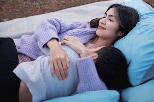 Thấy mẹ mặc áo đen, con gái bỗng nhiên bật khóc, biết lý do ai cũng xúc động: Em bé lớn, biết thương mẹ rồi-3