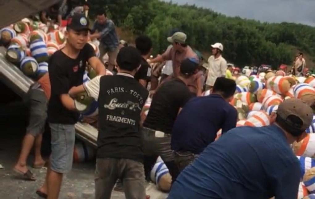 Clip người dân chung tay gom hàng giúp tài xế gặp nạn gây sốt mạng xã hội-2