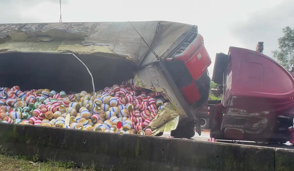 Clip người dân chung tay gom hàng giúp tài xế gặp nạn gây sốt mạng xã hội-1