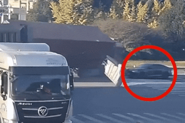 Clip: Container lật nghiêng đè bẹp ô tô con, 2 người sống sót khó tin