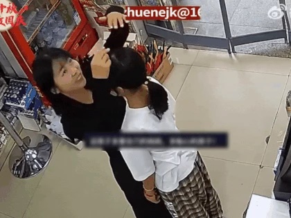 Thấy mẹ mặc áo đen, con gái bỗng nhiên bật khóc, biết lý do ai cũng xúc động: Em bé lớn, biết thương mẹ rồi-1