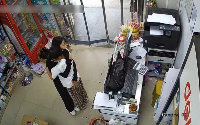 Thấy mẹ mặc áo đen, con gái bỗng nhiên bật khóc, biết lý do ai cũng xúc động: Em bé lớn, biết thương mẹ rồi-2