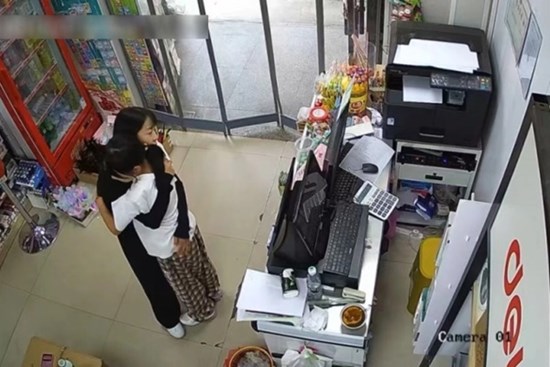 Thấy mẹ mặc áo đen, con gái bỗng nhiên bật khóc, biết lý do ai cũng xúc động: 