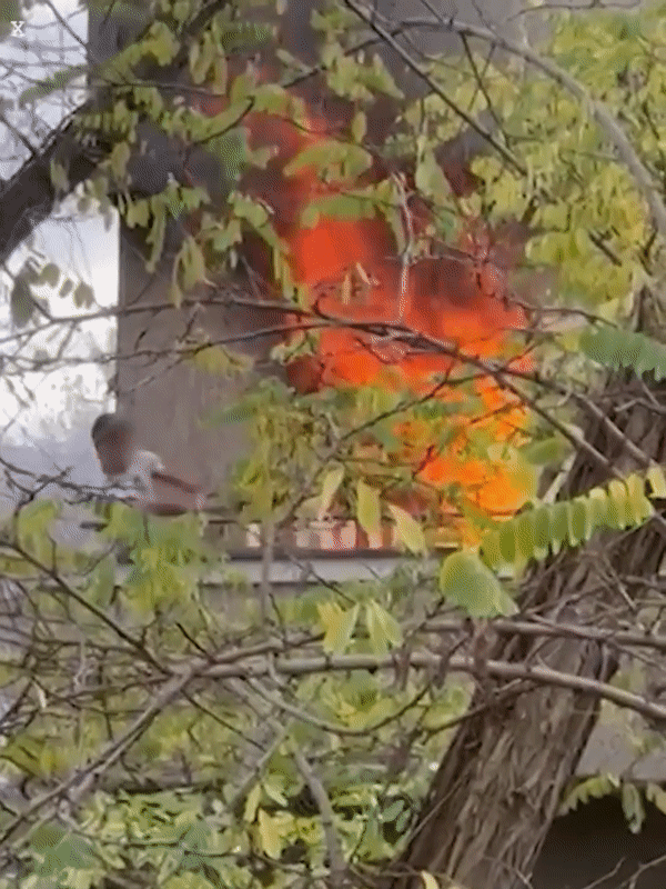 Bị còng tay trong căn hộ cháy, chàng trai liều mình thoát thân khiến nhiều người kinh hãi-1