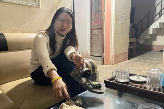 Vụ cô giáo bị học trò ném dép: Hiệu trưởng nói cô tự có nghiệp vụ xử lý