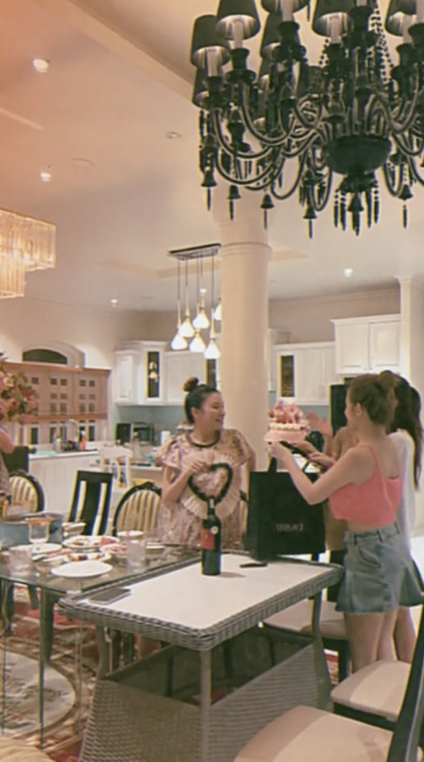 Huyền Baby cùng hội bạn thân tổ chức sinh nhật bất ngờ cho Hạnh Sino, lộ luôn cả căn biệt thự cực sang trọng của mẹ bầu-5