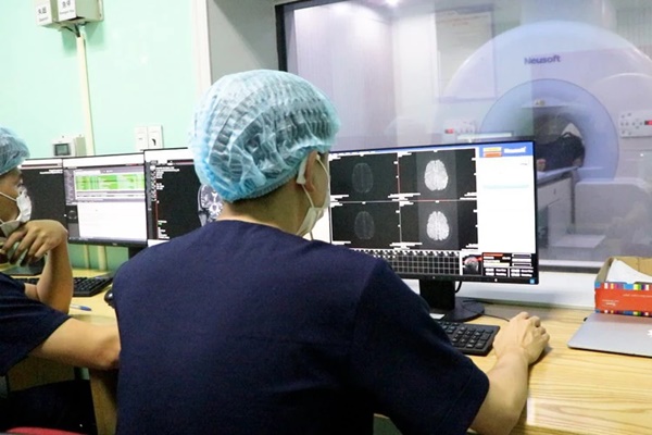 Đau nhức âm ỉ vùng trán, cô gái bất ngờ phát hiện khối u não nguy hiểm-1