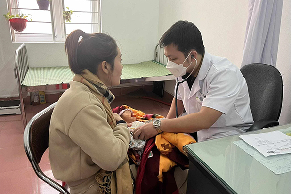 Thấy túi bóng đen vứt ở thùng rác, công nhân vệ sinh liền báo cảnh sát-1