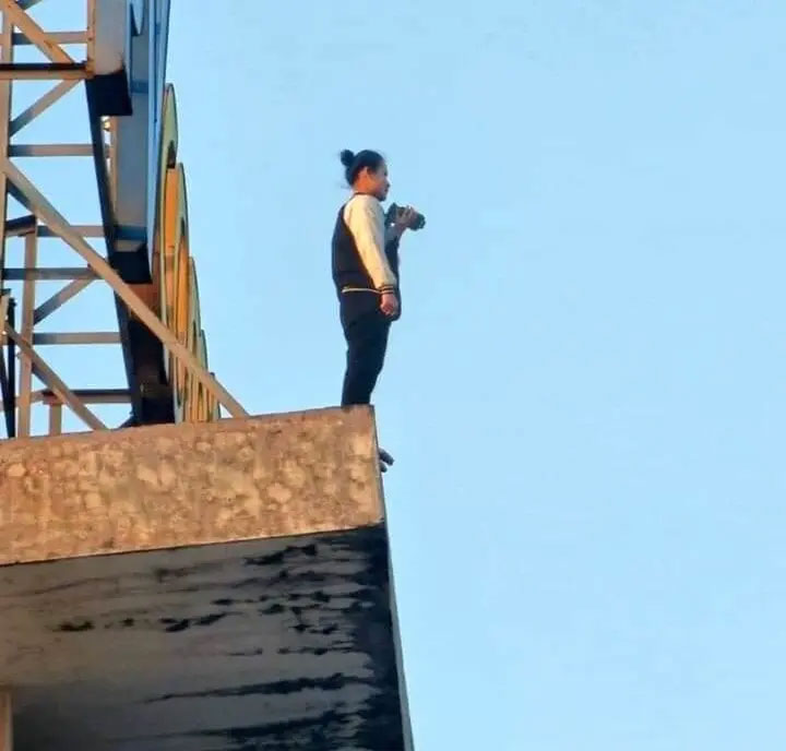Giải cứu thành công cô gái 19 tuổi leo lên nóc tòa nhà 25 tầng định tự tử-1