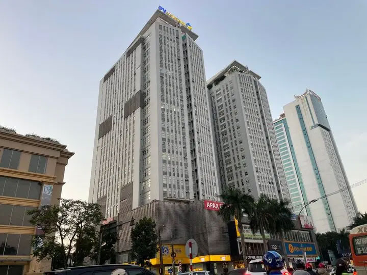 Giải cứu thành công cô gái 19 tuổi leo lên nóc tòa nhà 25 tầng định tự tử-2