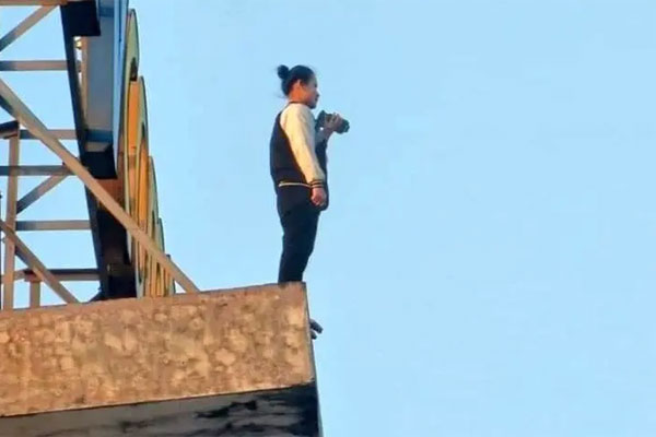 Hàng xóm hợp lực giải cứu bé gái bị treo lơ lửng ở chuồng cọp tầng 3-1