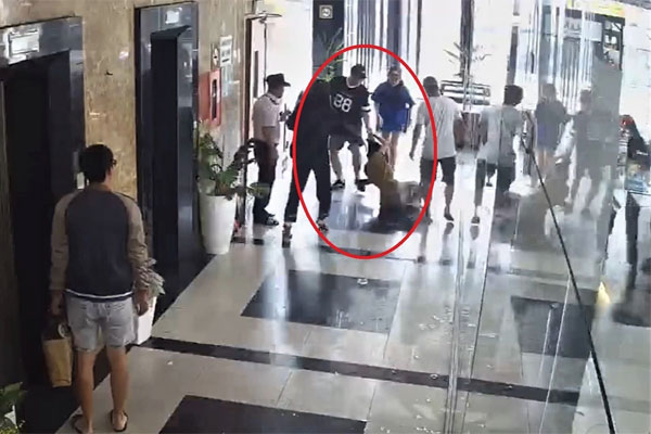 Vụ hành hung người phụ nữ ở TPHCM: Đôi nam nữ đánh ghen giùm bạn-1