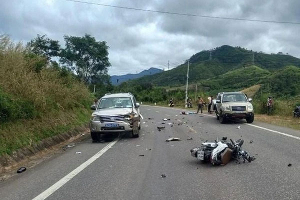 Ô tô biển xanh va chạm với xe máy, 2 người thương vong-1