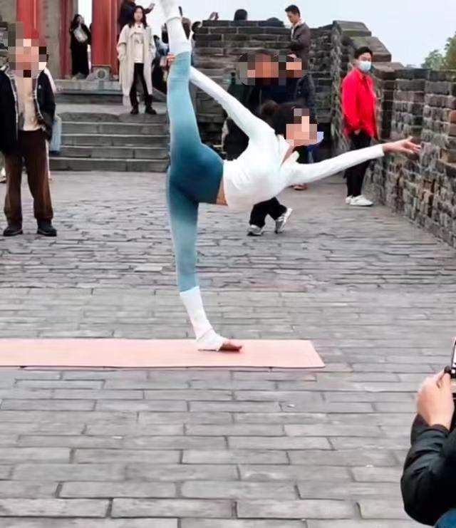Xôn xao vụ nữ blogger Trung Quốc mặc đồ bó sát tập yoga tại di tích lịch sử, dân mạng: Động tác đẹp đến mấy cũng thành sai!-1