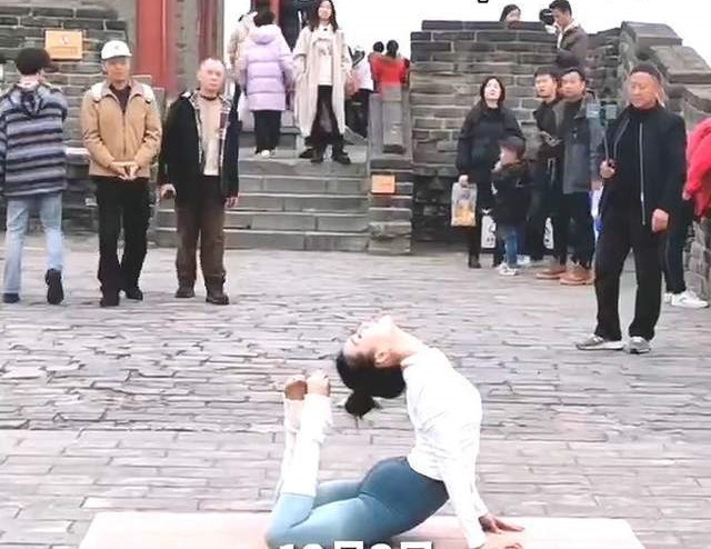 Xôn xao vụ nữ blogger Trung Quốc mặc đồ bó sát tập yoga tại di tích lịch sử, dân mạng: Động tác đẹp đến mấy cũng thành sai!-2