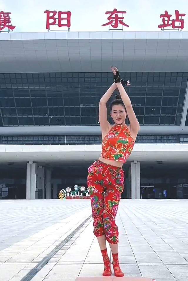Xôn xao vụ nữ blogger Trung Quốc mặc đồ bó sát tập yoga tại di tích lịch sử, dân mạng: Động tác đẹp đến mấy cũng thành sai!-5