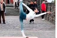 Xôn xao vụ nữ blogger Trung Quốc mặc đồ bó sát tập yoga tại di tích lịch sử, dân mạng: 'Động tác đẹp đến mấy cũng thành sai!'