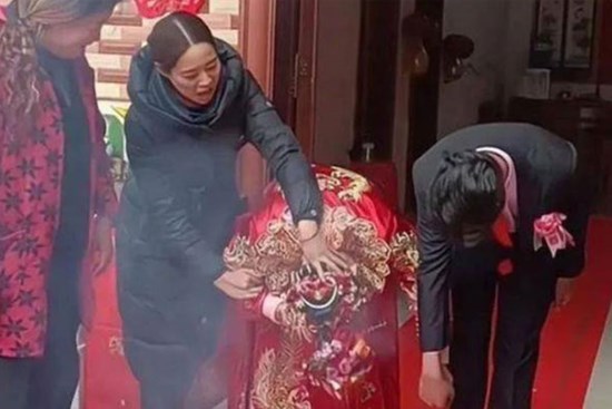 Đang bái đường thành thân, người cô bất ngờ làm hành động chứa đựng ý nghĩa 