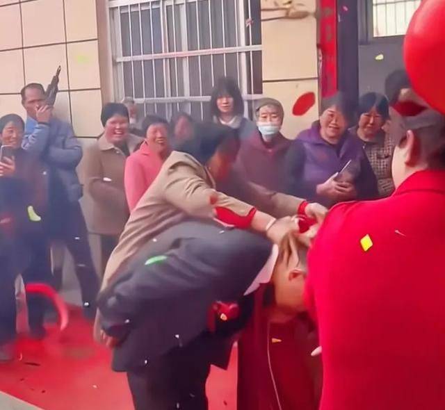 Đang bái đường thành thân, người cô bất ngờ làm hành động chứa đựng ý nghĩa thâm thúy khiến cô dâu tái mặt, chú rể giận dữ trừng mắt-1