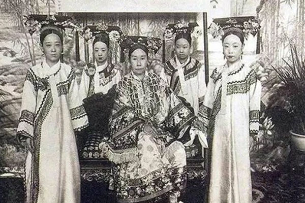 Giải mã đôi giày đế gỗ cao lênh khênh kì dị trong phim cung đấu: Phi tần thời nhà Thanh đi lại thế nào để không bị ngã?-7