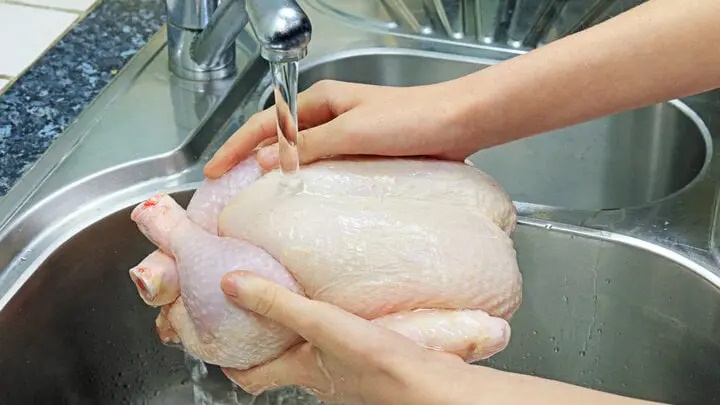 Rửa thịt gà sống trực tiếp dưới vòi nước đúng hay sai?-1