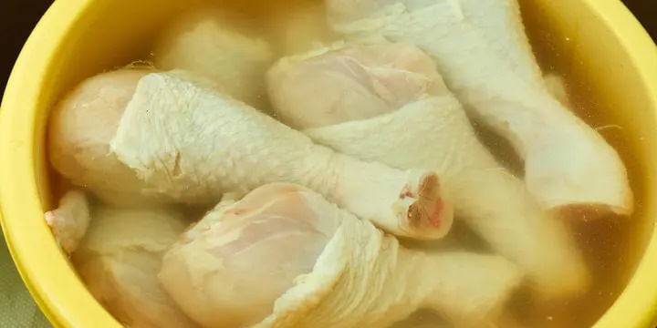 Rửa thịt gà sống trực tiếp dưới vòi nước đúng hay sai?-2