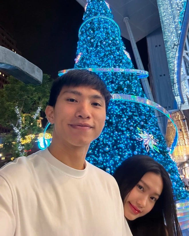 Doãn Hải My liên tục dùng chiêu che bụng từ Singapore cho đến khi về Hà Nội, dân tình hóng ngày công khai tin vui lắm rồi!-3