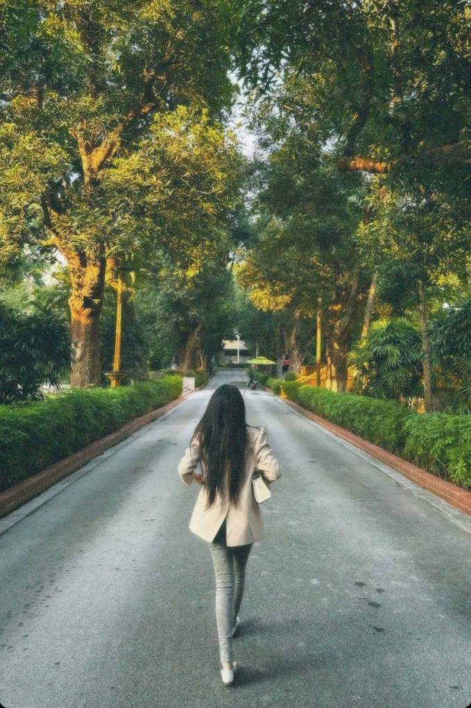 Doãn Hải My liên tục dùng chiêu che bụng từ Singapore cho đến khi về Hà Nội, dân tình hóng ngày công khai tin vui lắm rồi!-8